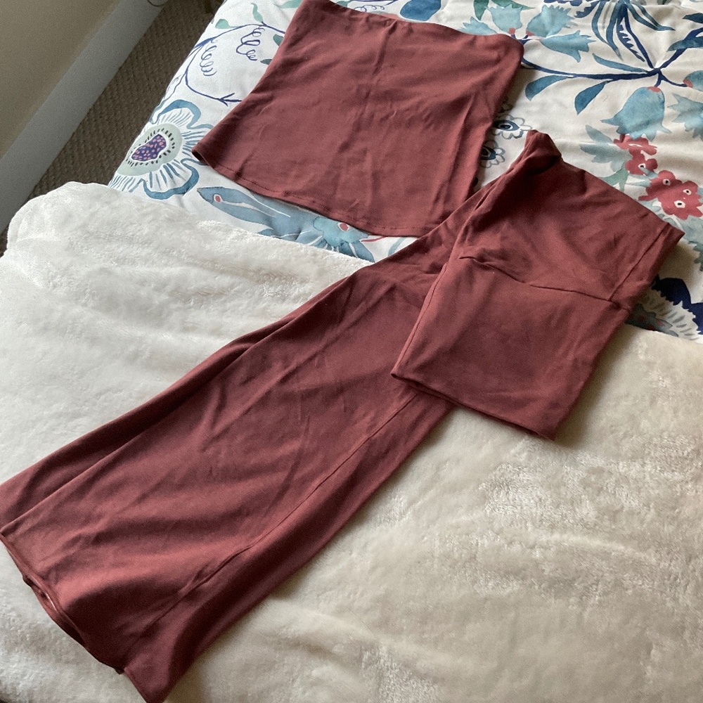 Skims top and bottom small. Worn once rust limited edition color